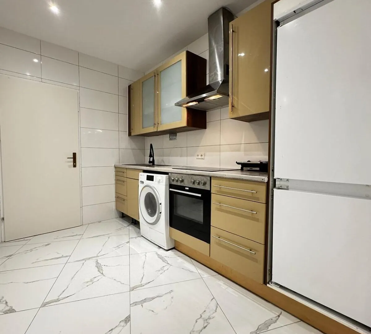 アパート Lovely 4Br Apt Near Kaufpark Alterlaa ウィーン